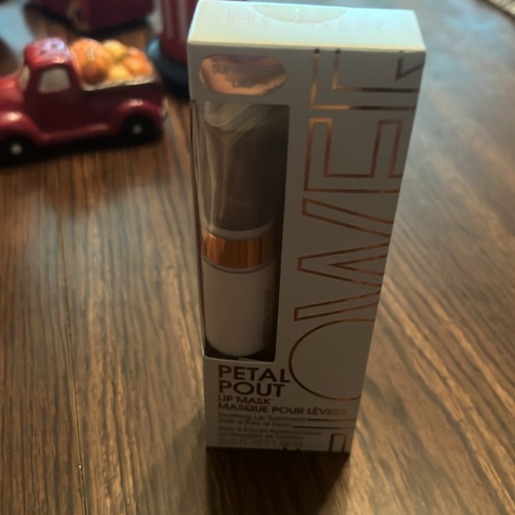 Flower petal pout lip mask brand new - Picture 2 of 4